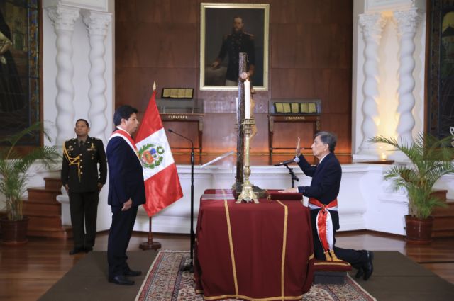 Pedro Castillo toma juramento al nuevo ministro de Defensa de Perú