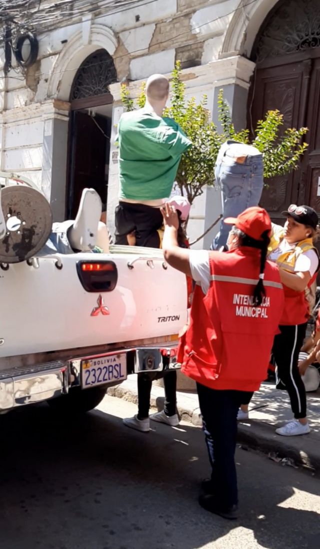 Decomisan maniquíes que obstaculizan el libre tránsito en el centro de Tarija