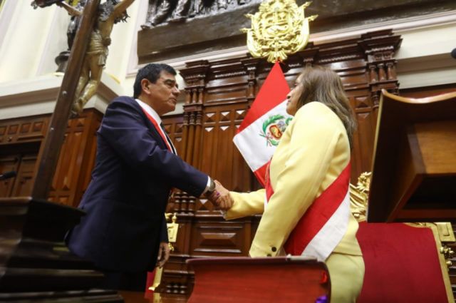 Perú: Dina Boluarte asume la presidencia tras la destitución de Castillo, pide "tregua política" 