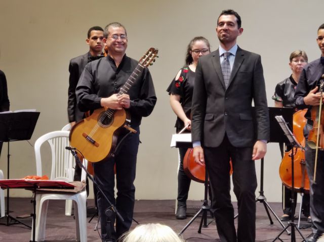 Los músicos se presentan antes de comenzar el programa
