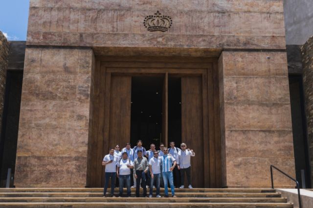 Participantes disfrutan de la destilería Casa Real