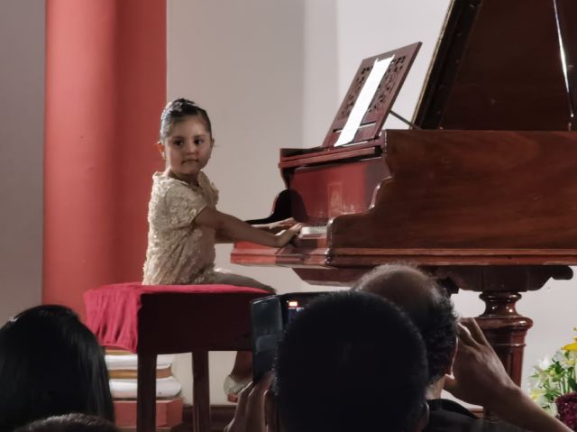 Sarah dedica el Minueto en Sol Mayor a su profesor Laurent Astruc