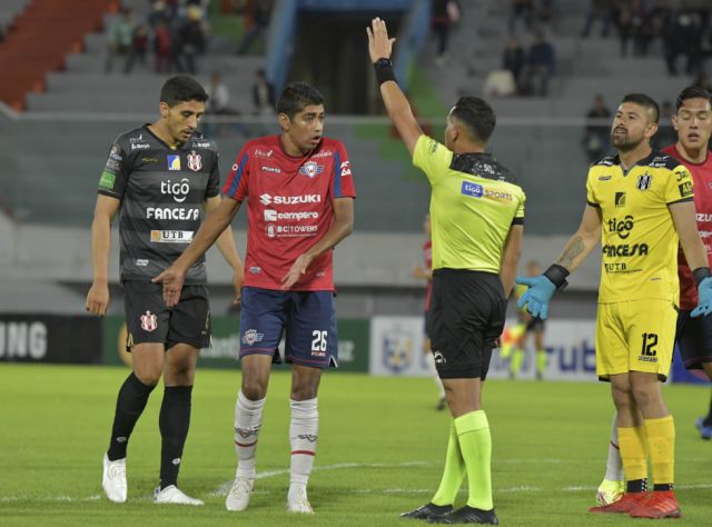 Wilstermann fue sancionado con la quita de seis puntos por deudas 