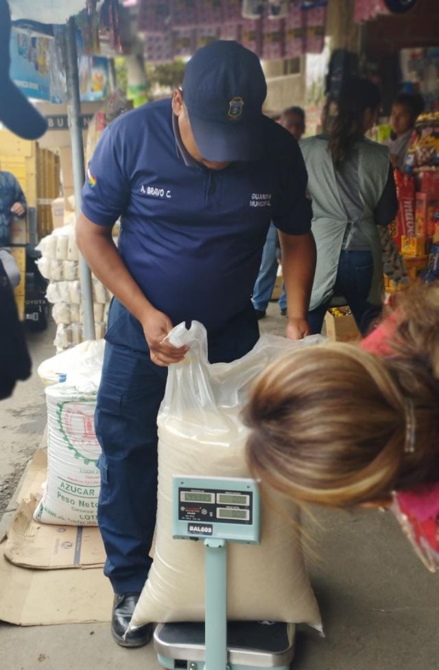 Decomisan bolsas de azúcar con 2 a 3 kilos faltantes en Tarija