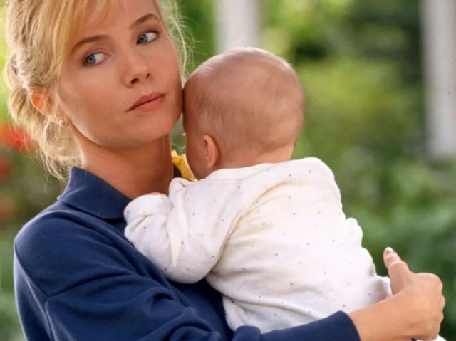 Rebecca De Mornay amenaza a Ernie Hudson en una escena de 
