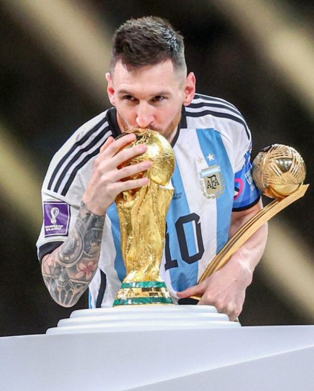 Messi besa la copa del mundo