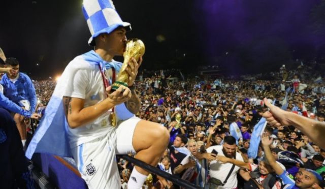 Selección de Argentina regresa a Buenos Aires y recibe ya el enorme cariño de su afición