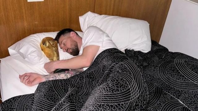 Alguien durmió acompañado: Las tres fotos de Messi despertando con la Copa 