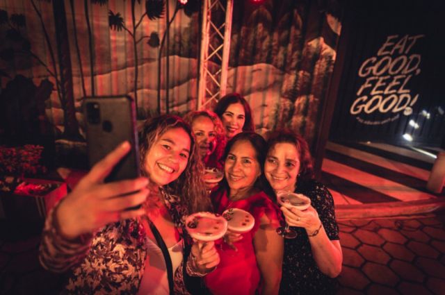 Alegre degustación del cóctel en Cochabamba