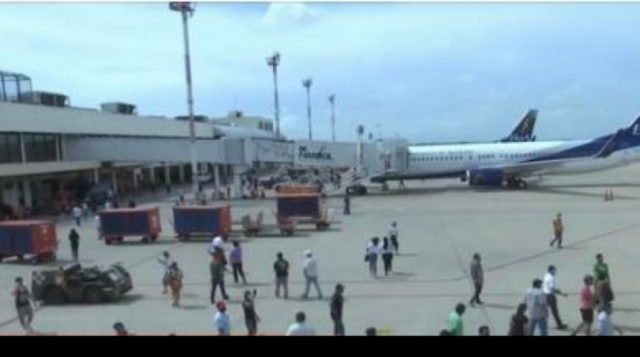 Multitud toma dos aeropuertos en Santa Cruz para evitar que Camacho sea trasladado a La Paz