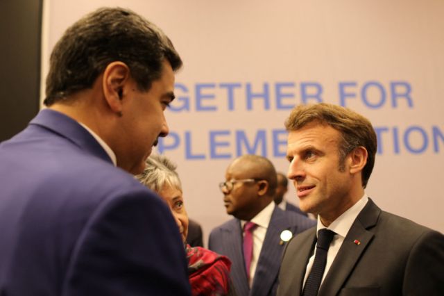 Macron saluda amablemente a Maduro