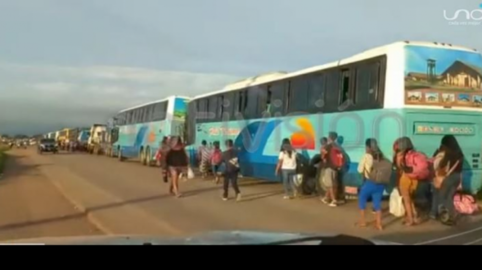 Santa Cruz refuerza puntos de bloqueo en carreteras y exigen la liberación del Gobernador