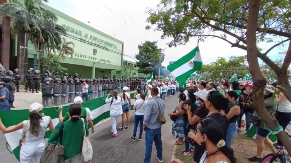 Santa Cruz: Marcha de mujeres llega al comando de la Policía exigiendo la libertad de Camacho