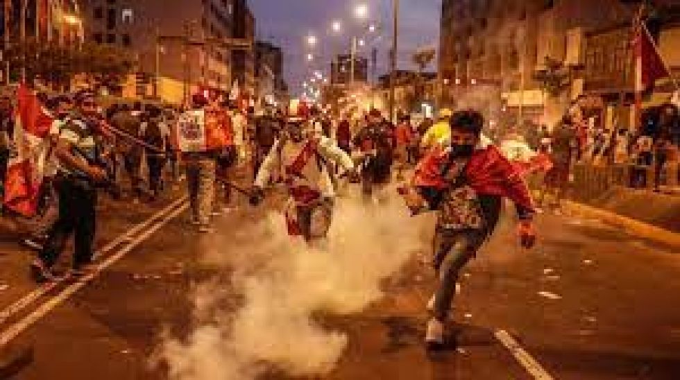 Denuncian a Boluarte por homicidio calificado y lesiones graves tras la masacre en Perú