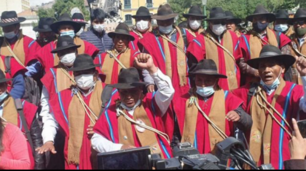 Congresista peruano dice que "Ponchos Rojos" fueron sorprendidos pasando munición a Perú