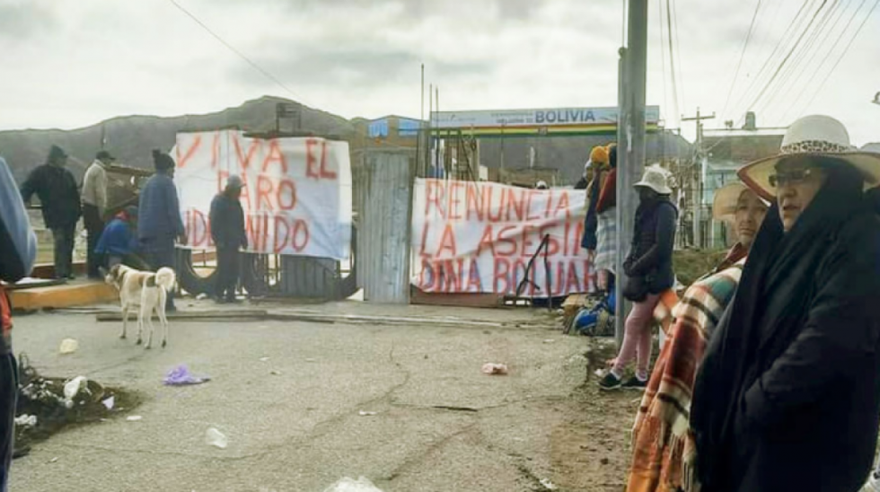 Desaguadero refuerza bloqueo contra transeúntes y la economía local agoniza