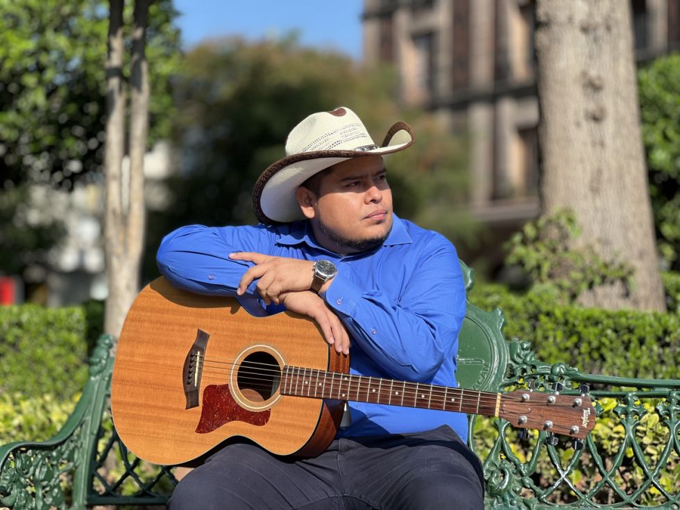 Entrevista a J Calvi, un boliviano que hace cumbia norteña mexicana