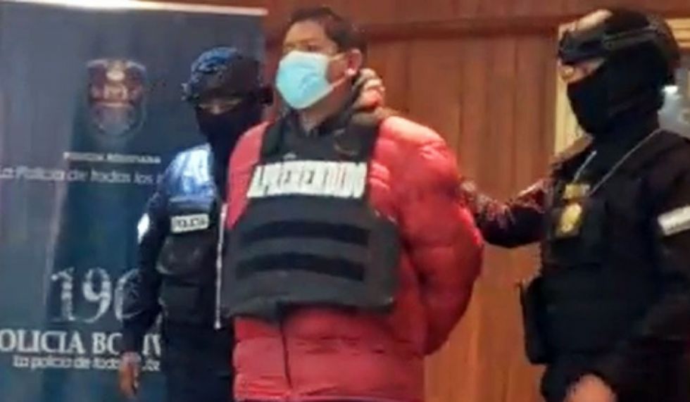 Un juez que antes fue aprehendido y exhibido ahora tiene en sus manos el destino de Añez en caso Senkata