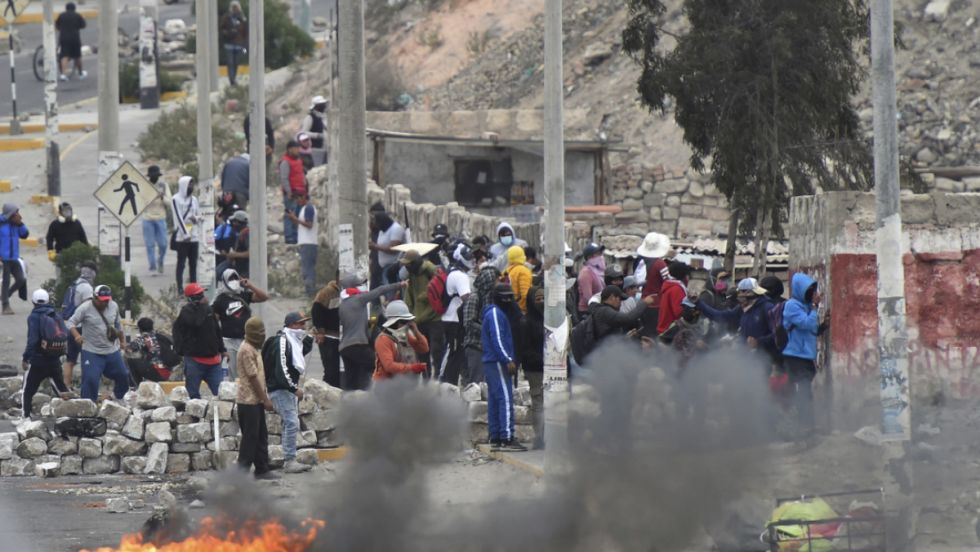 Perú: Choque entre policías y manifestantes no cesan
