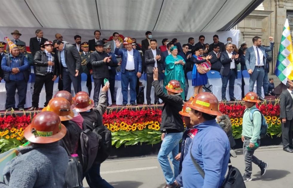 Plaza Murillo: Masivo desfile cívico realza día del Estado Plurinacional sin Evo en la testera
