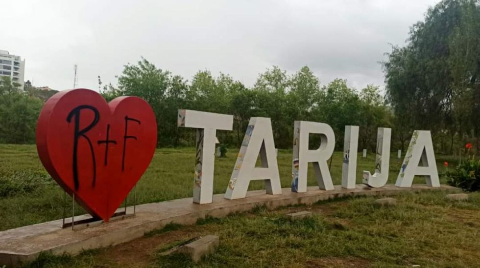 Critican que hayan grafiteado el letrero de Tarija