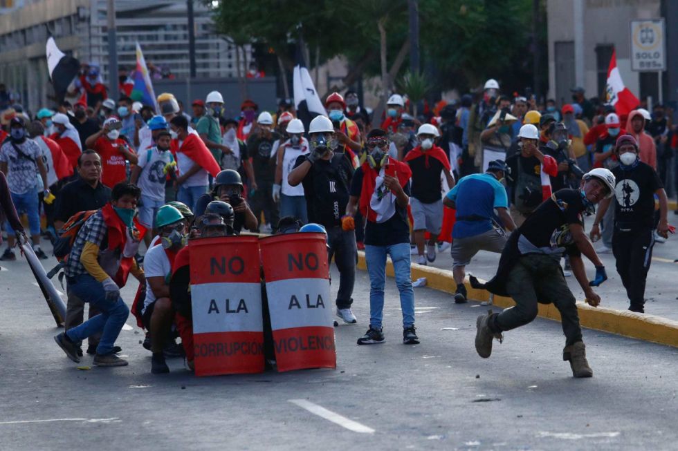 Perú: Manifestantes protestan frente a la embajada de EEUU