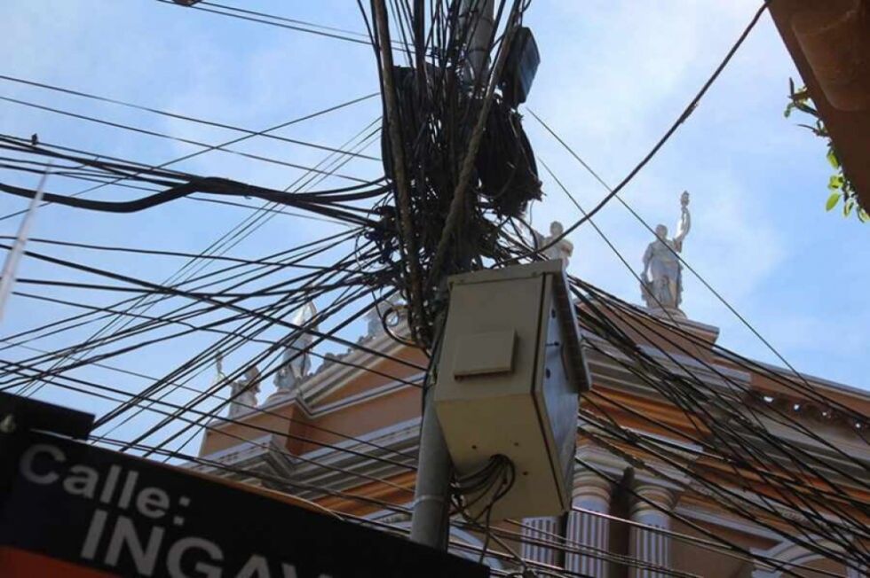 Camión arranca maraña de cables y provoca cortes de energía en Tarija