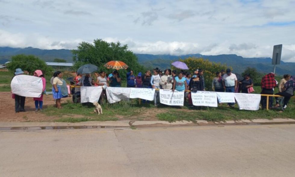 Un centenar de mujeres mendigan para lavar ropa en la Planta Separadora de Líquidos de Yacuiba