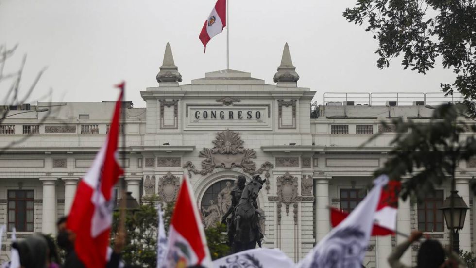 Perú: Congreso vuelve a debatir adelanto de comicios