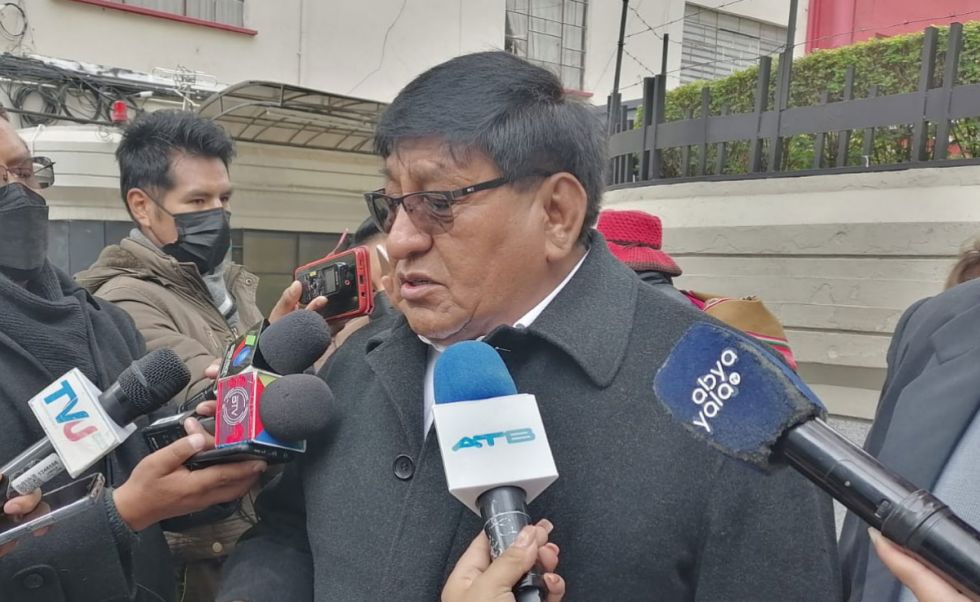 Confederación de Choferes pide ampliar dos meses el plazo para tramitar uso de vidrios polarizados