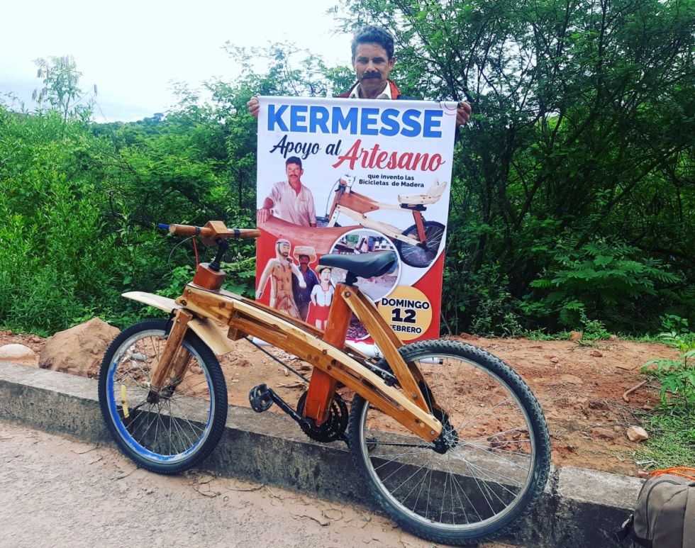 Artesano sorteará su bicicleta de madera en Tarija