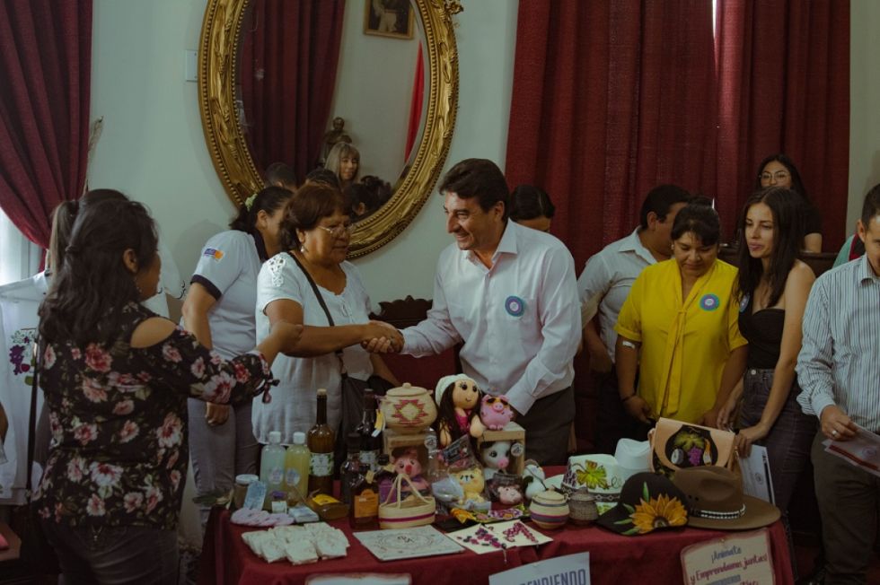 “Emprendiendo Juntas”, un programa de apoyo a las mujeres	de Tarija 