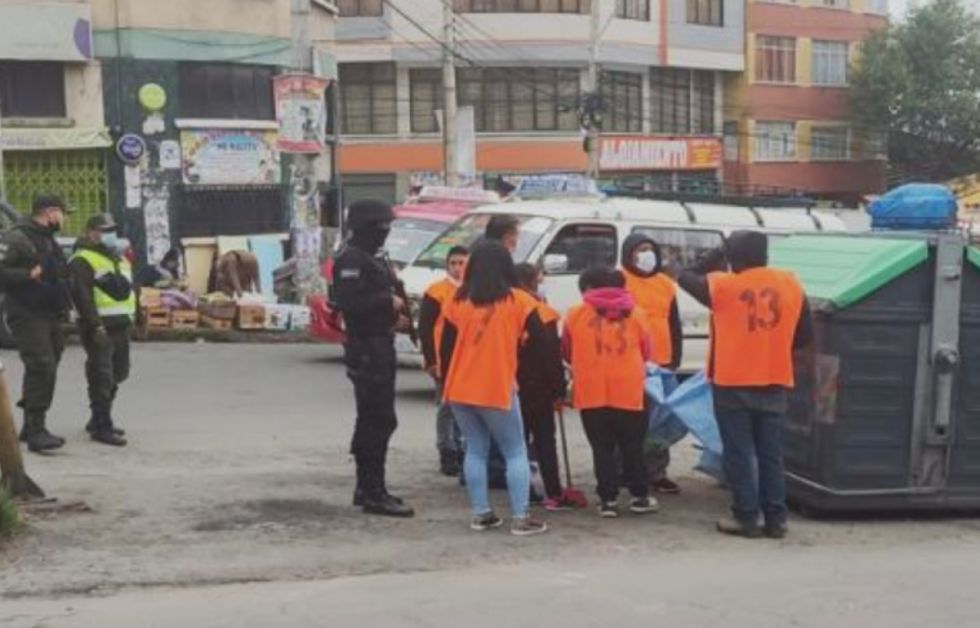 Zona La Merced: Policía pone a barrer calles a 29 varones y 7 mujeres infractores la Ley 259