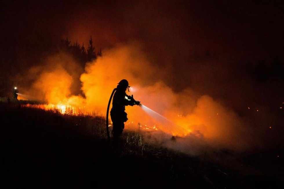 Graban un enorme remolino de fuego provocado por masivos incendios en Chile