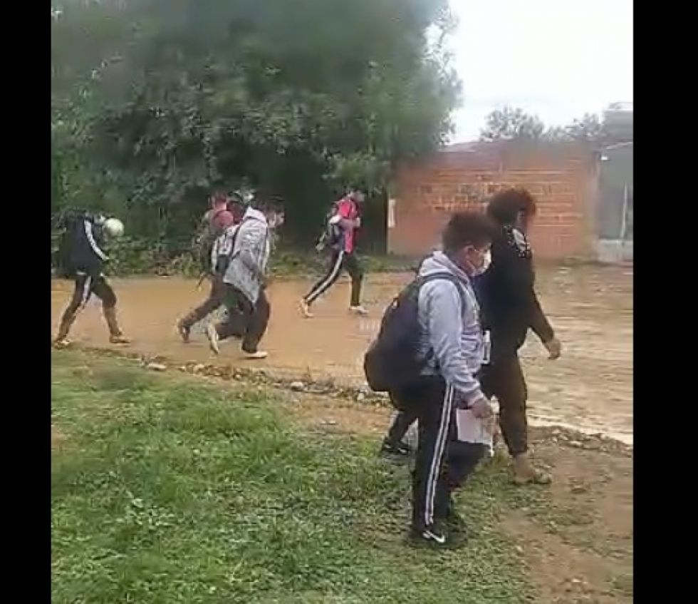 En medio de charcos de agua y barro, así se encuentra el ingreso al colegio  de Rancho Norte (Video)