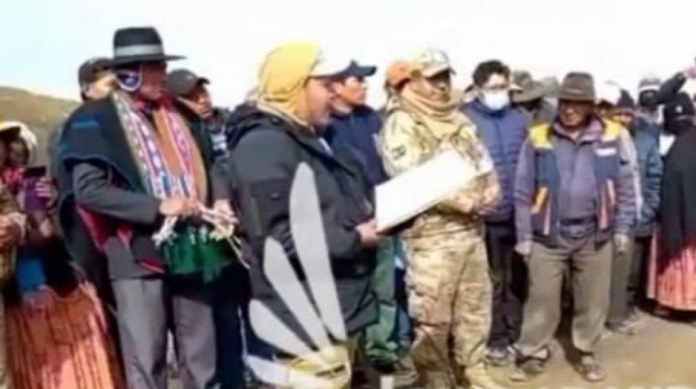 Campesinos obligan a militares firmar un pacto para no comisar autos chutos en Calamarca