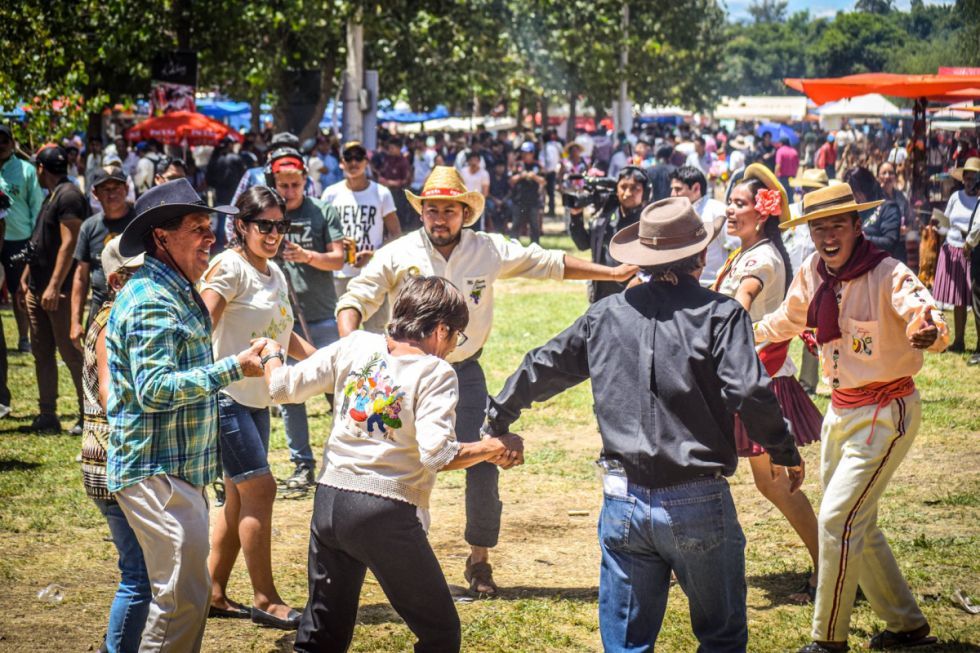 Al son del erque y la caja, compadres en Tarija sellan su amistad con la tradicional entrega de canastas 
