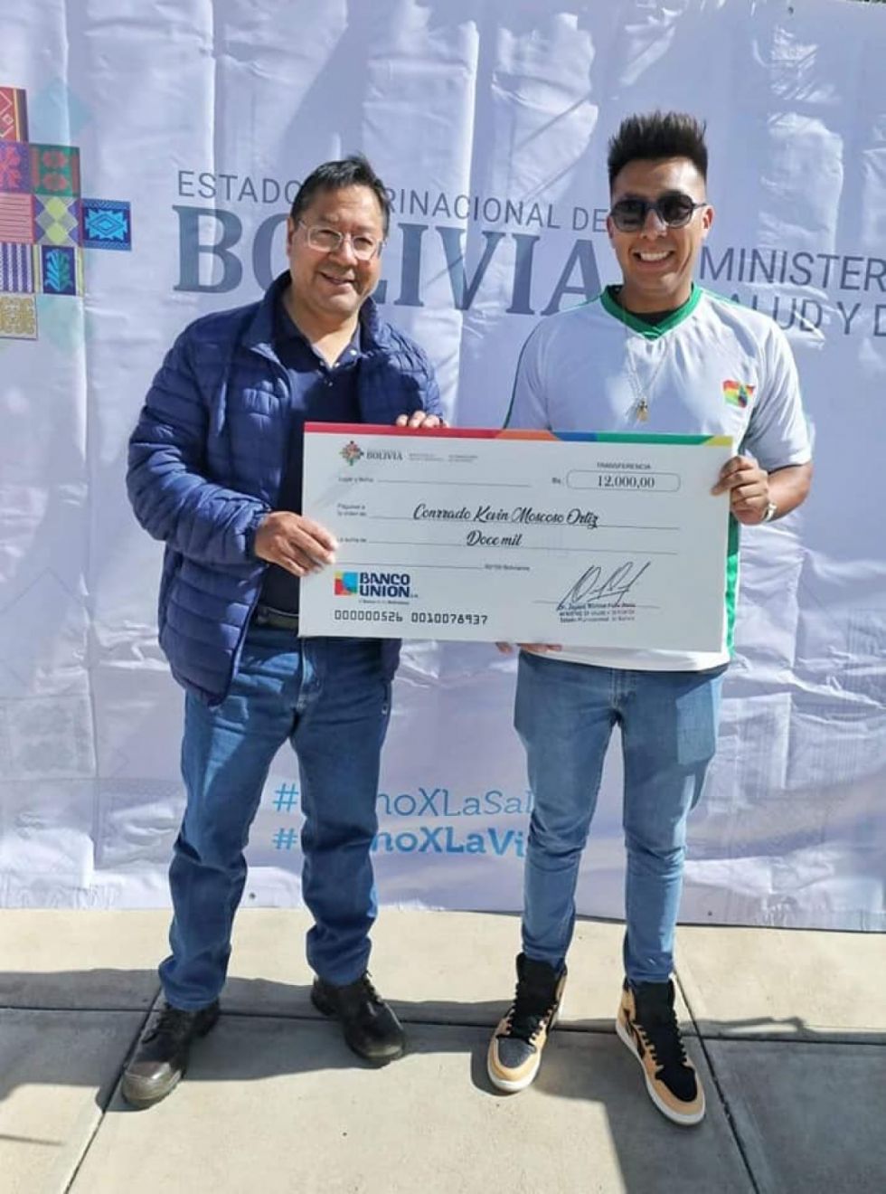 Arce entrega reconocimiento económico al campeón mundial de ráquetbol Conrrado Moscoso