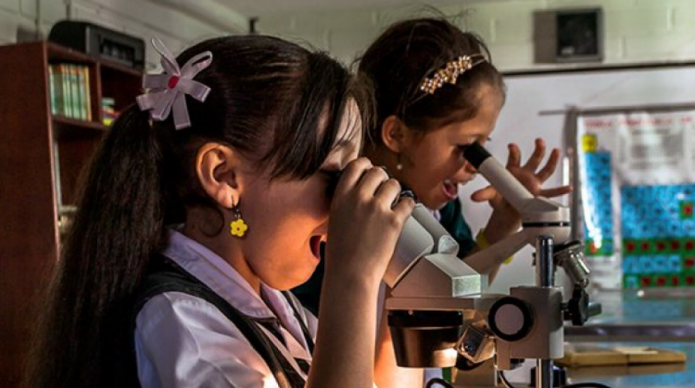 Promueven mayor participación de las niñas en la ciencia en Bolivia