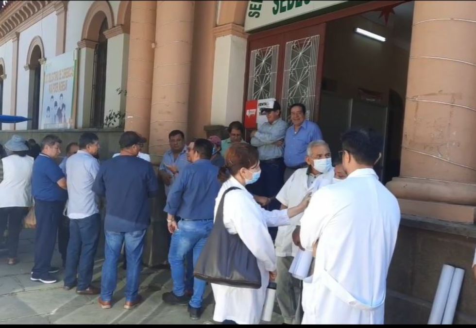 Médicos de Tarija acatan paro y marchan en apoyo a ginecólogo procesado