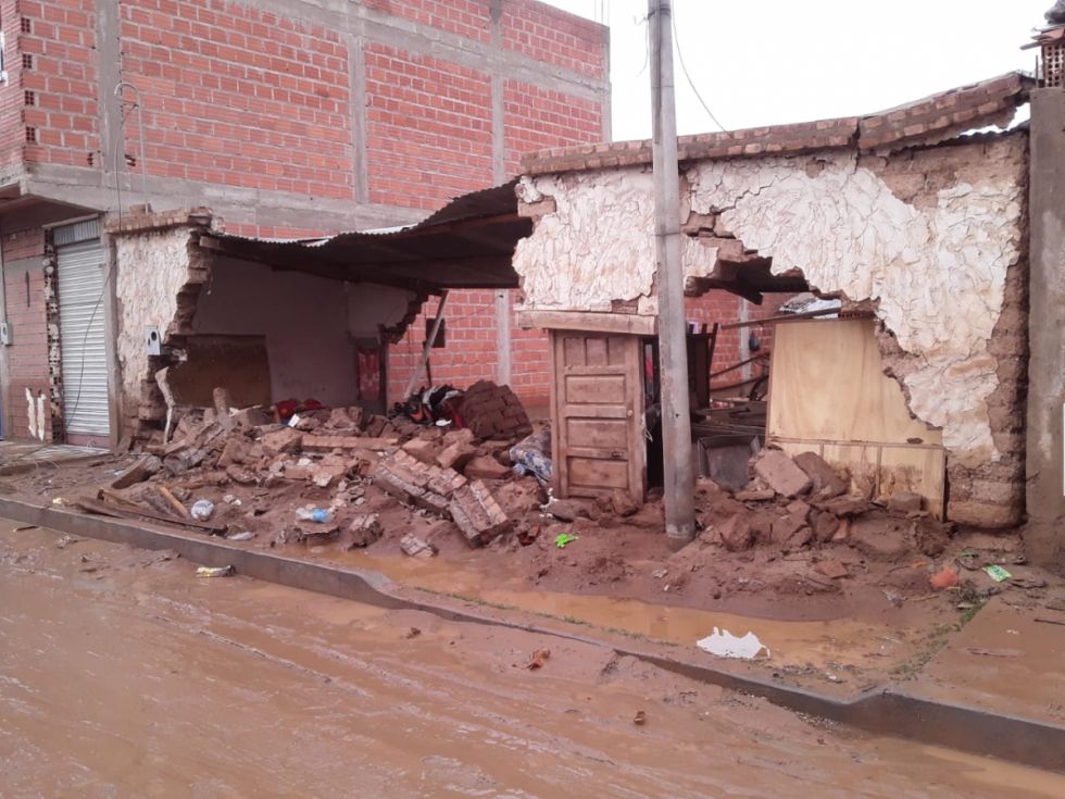 Intensa lluvia en Villazón: Evacúan a cinco familias por colapso de viviendas 