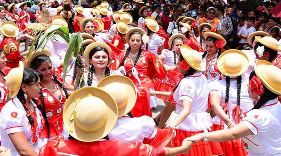 Alegres comadres llegan a la plaza para celebrar su día en Tarija