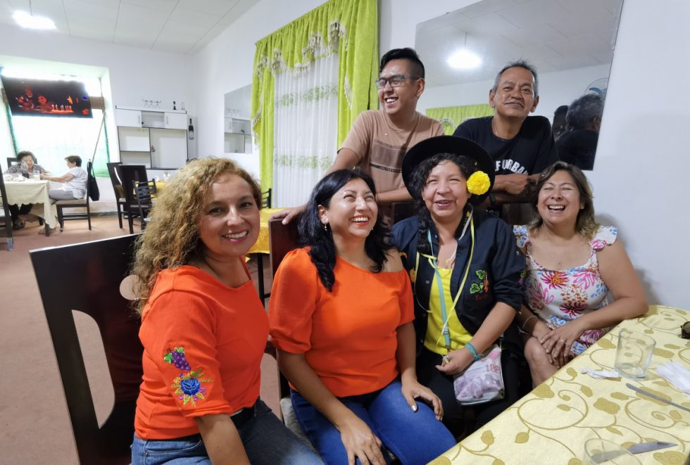 Comadreando: Óscar y Facundo Justiniano con Beatriz Beltrán, Sonia Cortés, y las cumas Liliana García y Miriam de Abajo