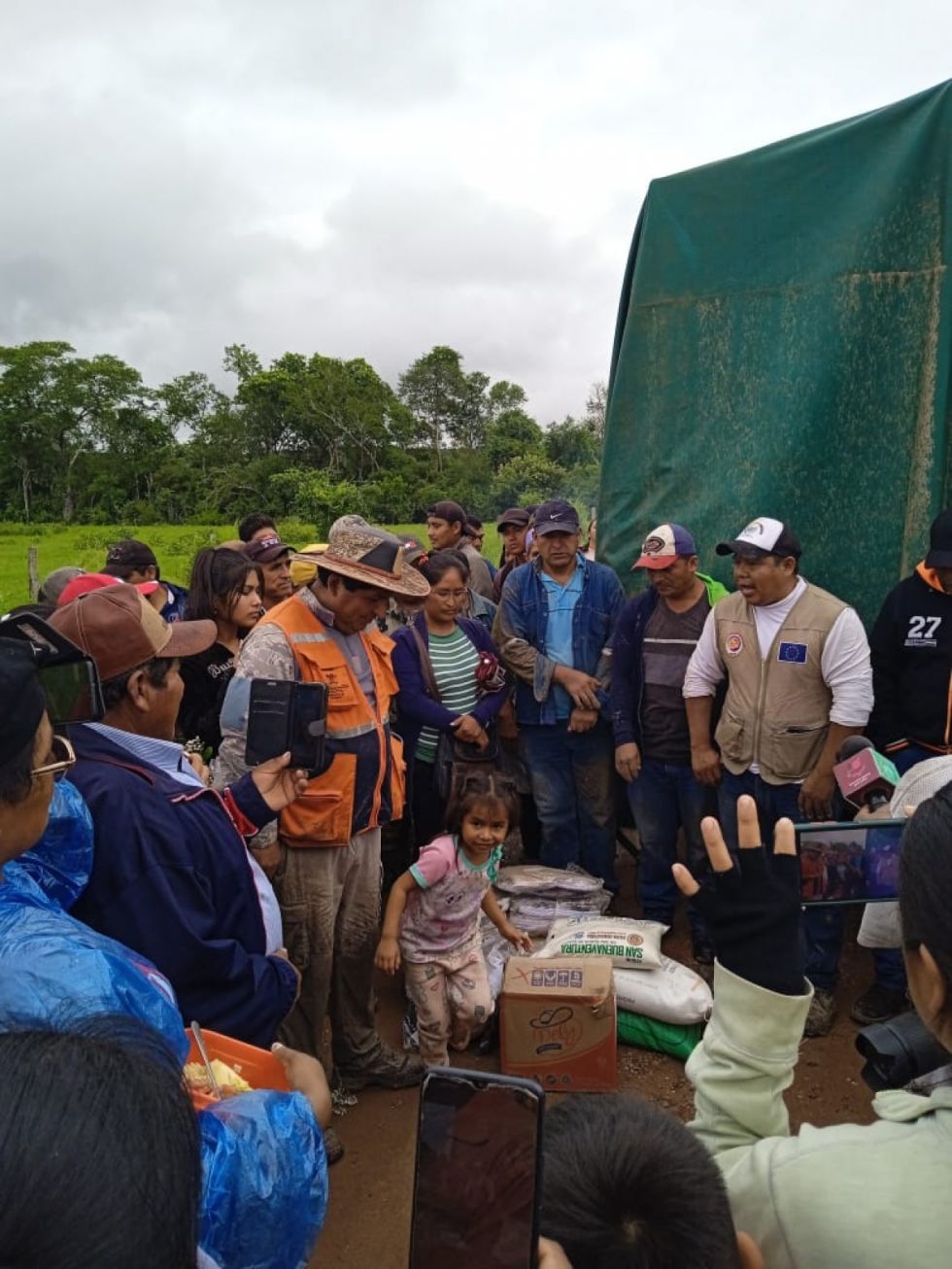 Entregan ayuda humanitaria a 700 familias en Santa Cruz