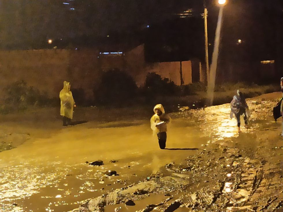 Denuncian calles impracticables en el ingreso al barrio Los Sauces