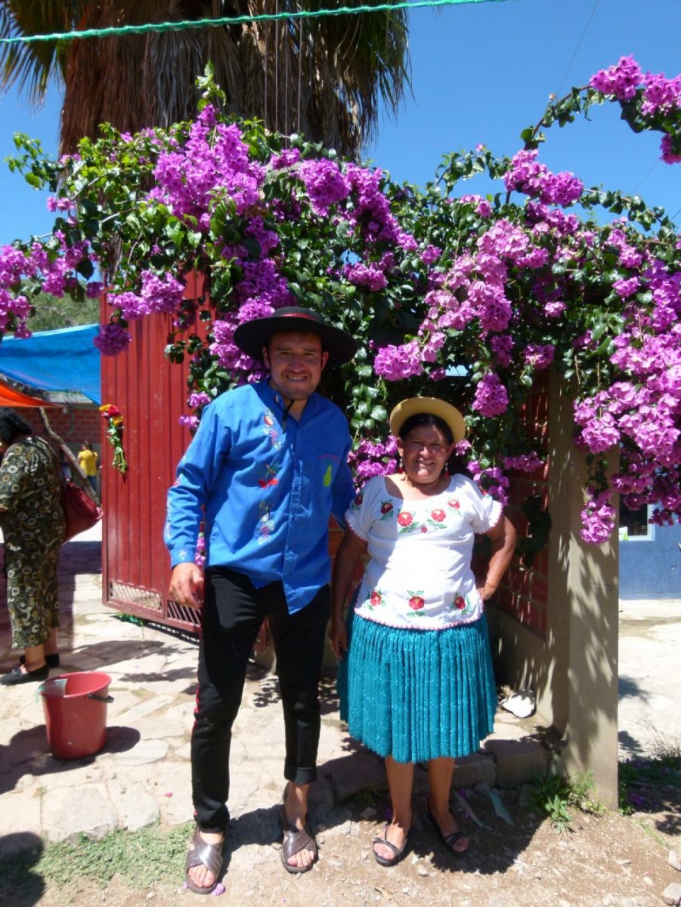 Posando con su traje típico