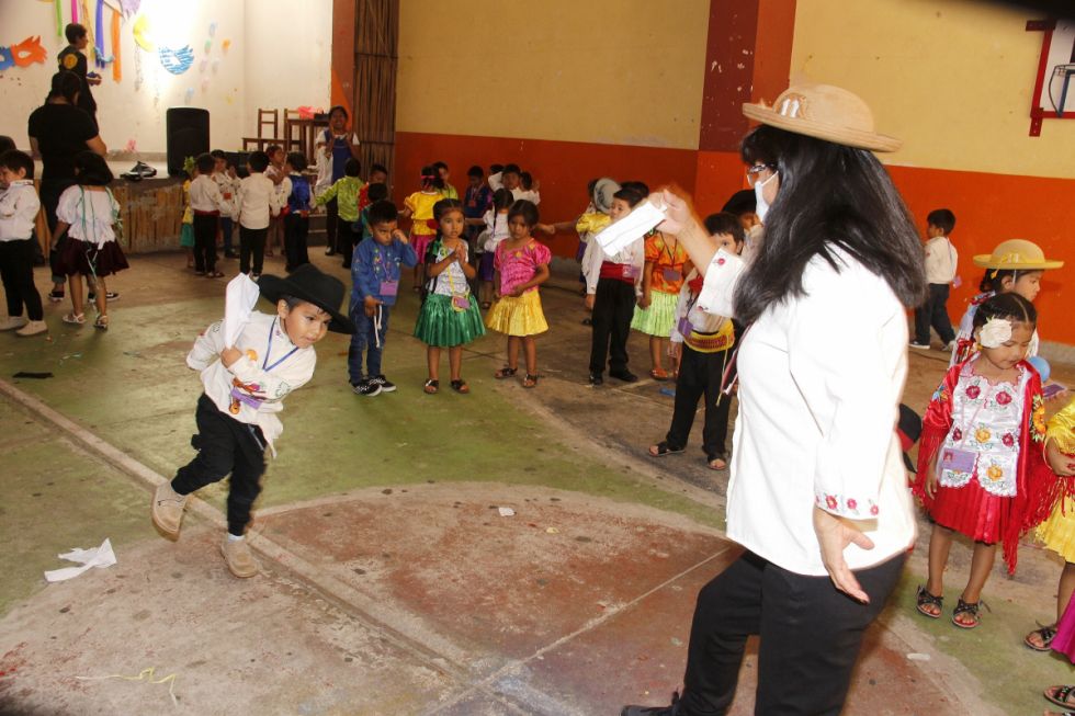 Deleite de comadres y compadres en los colegios de Tarija