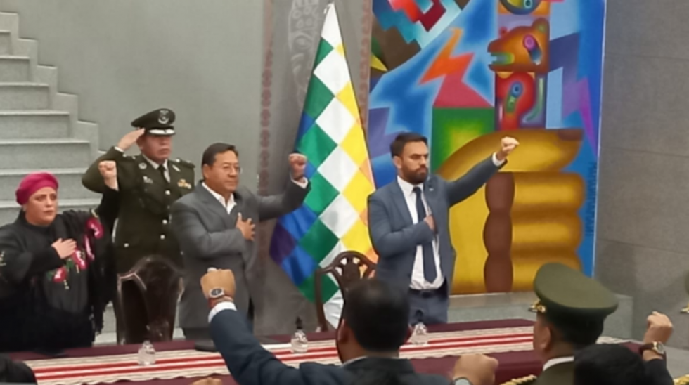 Luis Arce posesiona al general Álvaro Álvarez como nuevo comandante de la Policía