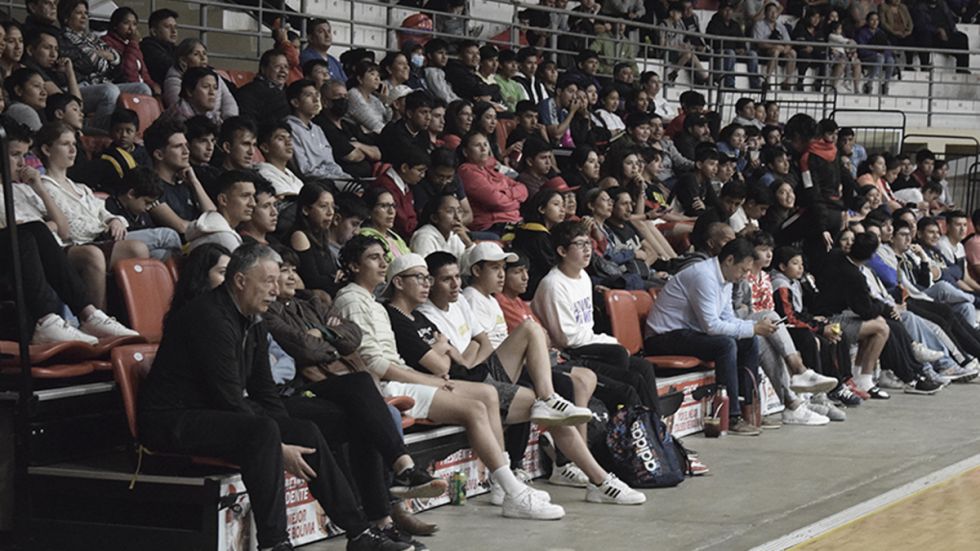 Público tarijeño se volcó al Guadalquivir para ver a la preselección