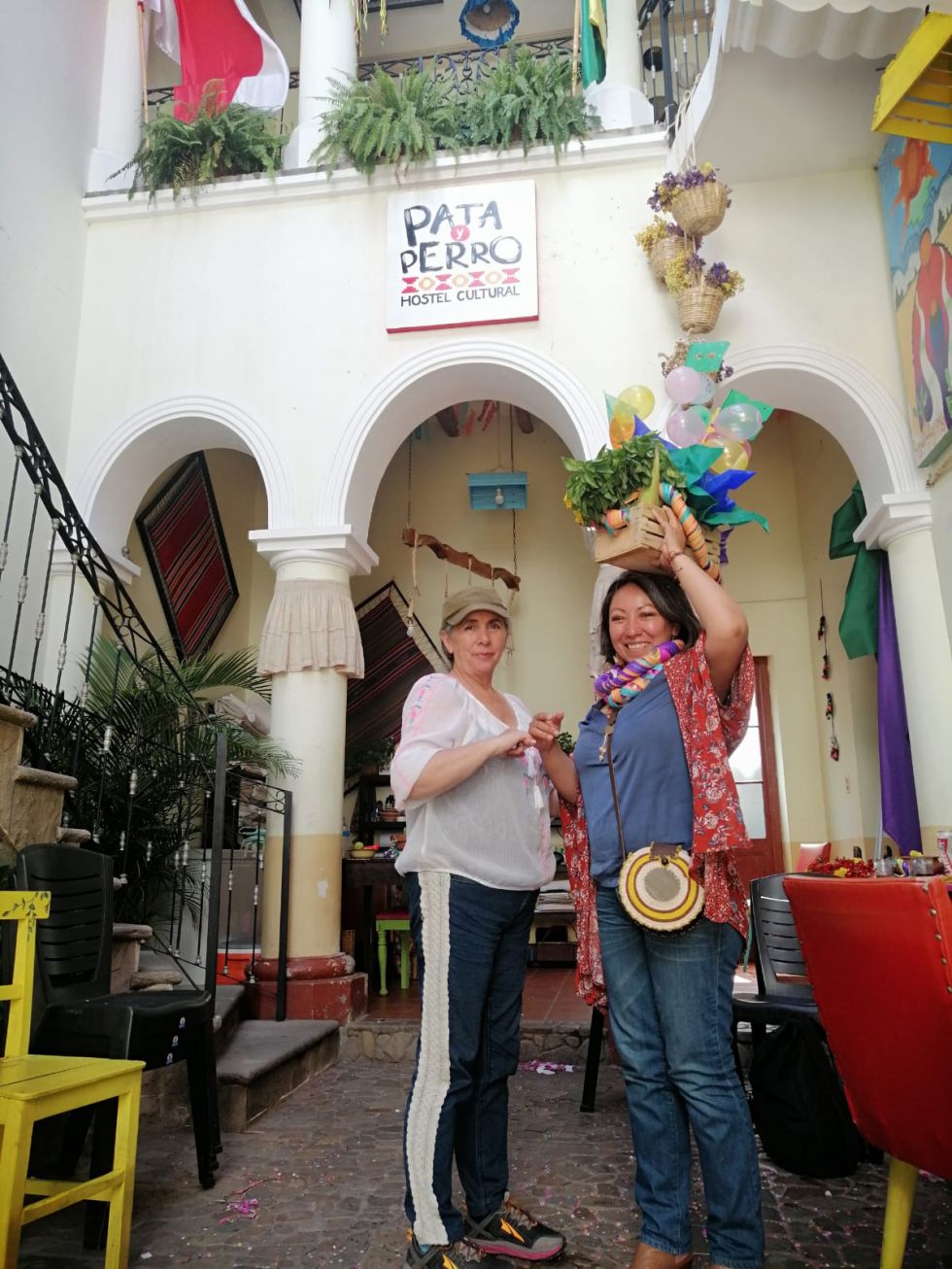 Comadres se encuentran en el hostal cultural